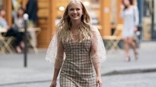 Camille Razat | Η 27χρονη Γαλλίδα ηθοποιός που απέκτησε εκατομμύρια fans μέσα από τον ρόλο της στο &#39;Emily In Paris&#39;