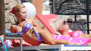 Ηλιοθεραπεία και βουτιές για την Βίκυ Κάβουρα στο Ναύπλιο! Δείτε τις φωτογραφίες