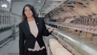 Άντζελα Δημητρίου: Κι όμως συνέβη! Έκανε τραγούδι τη ζωή της και γύρισε το video clip στο εργοστάσιο που δούλευε ως κορδελιάστρα