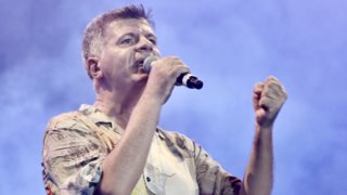 Συγκλόνισε o Φοίβος Δεληβοριάς στο Καλλιμάρμαρο με το τραγούδι που έγραψε και ερμήνευσε για τα θύματα στα Τέμπη