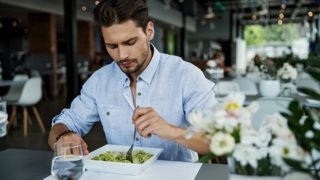Πόσο καλύτερο είναι τελικά να τρως μόνος: Περνάς και μόνος σου καλά
