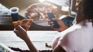 Πώς θα σταματήσεις να τρως συνέχεια στην καραντίνα