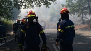 Τραγωδία στο Ξυλόκαστρο: Νεκροί οι δυο αγνοούμενοι άνδρες - Κάηκαν σπίτια, στα 30 χλμ το πύρινο μέτωπο [εικόνες]