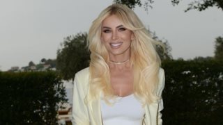 Η Κατερίνα Καινούργιου με το τέλειο κόκκινο κοστούμι από την Pink Woman για το Πάσχα