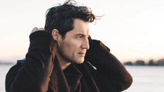 Ο Σάκης Ρουβάς κόβει ξύλα με κοστούμι και σνίκερς - Το βίντεο που προκάλεσε σχόλια