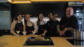 AEG x Missbloom
: Όταν μαγειρέψαμε με τον Δημήτρη Σκαρμούτσο!