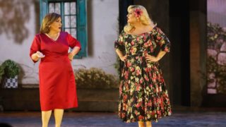 Σε αμηχανία η Βίκυ Σταυροπούλου με τη Δανάη Μπάρκα - Δείτε το βίντεο