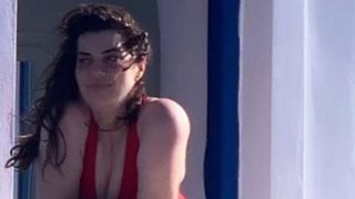 Η Κατερίνα Ζαρίφη ποζάρει με το μαγιό της