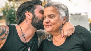 Θοδωρής Μαραντίνης: Η μητέρα του έχει γενέθλια &amp; τη γιορτάζει με την πιο γλυκιά φωτογραφία