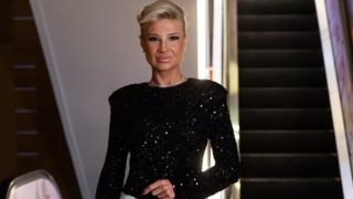 Η Φαίη Σκορδά με το διάσημο φόρεμα που φορούν όλες fashionistas τις γιορτές!