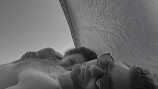 Η Ευγενία Σαμαρά στην αγκαλιά του Γιάννη Ποιμενίδη σε ένα #CoupleGoal στιγμιότυπο