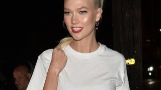 Karlie Kloss: Φόρεσε την πιο τολμηρή φούστα που είδαμε τελευταία!