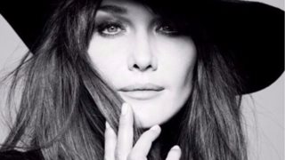Carla Bruni: Ήπιε τον κυριακάτικο καφέ της στο Zonar&#39;s
