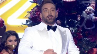 J2US | Ο Νίκος Κοκλώνης τραγούδησε τα &quot;Χριστούγεννα&quot; της Βανδή | Δείτε την έναρξη