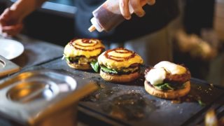 Βάλε όλη σου την τέχνη!: Πώς θα το φτιάξεις το καλύτερο cheeseburger που θα φας ποτέ
