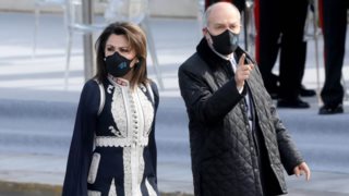 Γιάννα Αγγελοπούλου: &quot;Συνειδητά επιλέξαμε να συνδυάσω σύγχρονα και παραδοσιακά ενδύματα - Όχι για τη δημιουργία εντυπώσεων&quot;