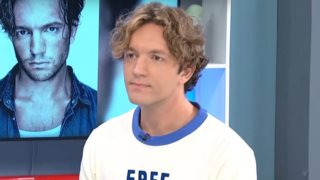 Ο Μιχαήλ Ταμπακάκης δίνει απάντηση όλο νόημα στις ομοφοβικές επιθέσεις