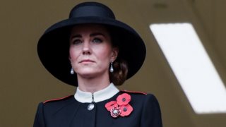 Η Kate Middleton τίμησε την πριγκίπισσα Diana και τη βασίλισσα Ελισάβετ με το σπάνιο καπέλο που φόρεσε την Ημέρα των Βετεράνων