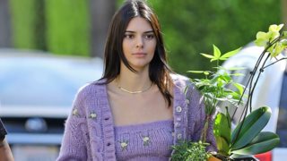 Hollywood Report
: Η Kendall Jenner με την γλάστρα της &amp; η σπάνια εμφάνιση της Kate Moss με την κόρη της