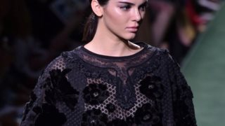 Kendall Jenner: Φόρεσε διαμαντένιες Saint Laurent μπότες σε αγώνα μπάσκετ
