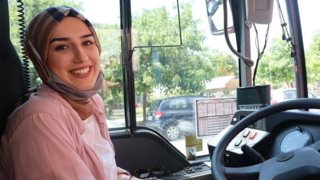 Νεσλιχάν Κιοσέ: Ποια είναι η 22χρονη μουσουλμάνα - οδηγός ΚΤΕΛ που εκτός από τα αυτοκίνητα λατρεύει και τη μόδα