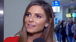 Μαρία Μενούνος: Η άφιξη στην Ελλάδα για τον θρησκευτικό γάμο &amp; το καλαματιανό στο αεροδρόμιο!