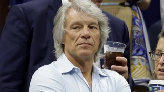 Ο Jon Bon Jovi σχολίασε τον αρραβώνα του 20χρονου γιου του με τη Millie Bobby Brown