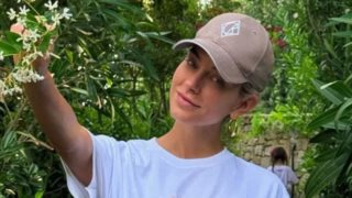 Στον κήπο της Δούκισσας Νομικού στη Μύκονο | Η θέα στη θάλασσα και η vintage παιδική χαρά