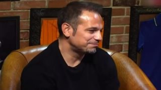 Ο Ντέμης Νικολαΐδης συγκινείται on camera μιλώντας για τα παιδιά του