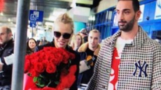 Pamela Anderson 
: Στην Ελλάδα | Το total black look και η θερμή υποδοχή από τον Νίκο Κοκλώνη  
