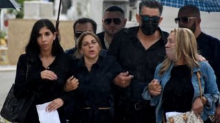 Mad Clip: Έγινε το μνημόσυνο για τις 40 μέρες - Τραγικές φιγούρες η μητέρα του και η πρώην σύντροφός του, Αρετή [Εικόνες]