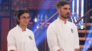 MasterChef | Ο μεγάλος τελικός ξεκίνησε! Η πρώτη βαθμολογία &amp; η καλεσμένη έκπληξη