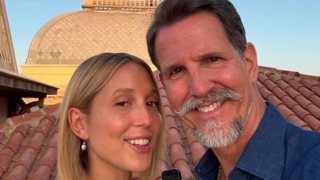 Pirate vibes | Ο Παύλος Ντε Γκρες σε παμπ, πίνει μαύρη μπύρα παρέα με την κόρη του Μαρία Ολυμπία