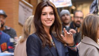 Anne Hathaway | Κάνει διακοπές στην Ελλάδα με τον σύζυγό της, τα παιδιά τους και διάσημους φίλους τους (φωτο)
