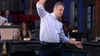 Απόστολος Γκλέτσος: Σηκώθηκε και &quot;γκρέμισε&quot; το &quot;Στην υγειά μας&quot; με το ζεϊμπέκικο του