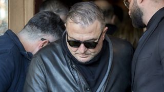 Αντώνης Ρέμος, Νίκος Βέρτης, Δέσποινα Βανδή &amp; Βασίλης Μπισμπίκης στην κηδεία του Βασίλη Καρρά