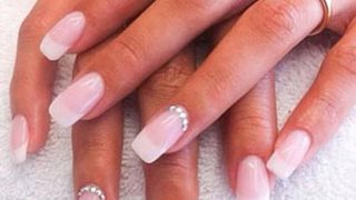 Πώς να φτιάξεις μόνη σου το τέλειο γαλλικό μανικιούρ σε 5 μόλις λεπτά