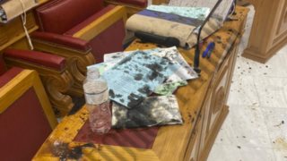 Επίθεση με βιτριόλι: Καρέ καρέ το σκηνικό της φρίκης στη Μονή Πετράκη - &quot;Ράντιζε&quot; Μητροπολίτες και έλιωναν τα ράσα [εικόνες]