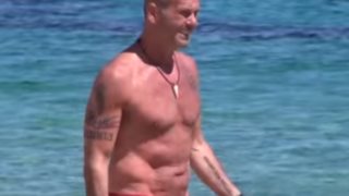 Πέτρος Κωστόπουλος: Στα 62 του πιο fit από ποτέ: Δείτε τους κοιλιακούς του!