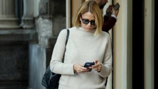 Πώς θα φορέσεις το λευκό παντελόνι; | Το look της Τζένης Μπαλατσινού που μπορείς να αντιγράψεις