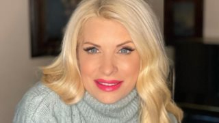 Η Ελένη Μενεγάκη στέλνει τις ευχές της για το 2021 και ποζάρει πιο εντυπωσιακή από ποτέ