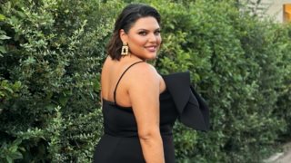 Το φόρεμα που επέλεξε η Δανάη Μπάρκα είναι το ιδανικότερο για τη μεταβατική περίοδο που διανύουμε