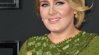 Adele: Έσπασε στα δύο το βραβείο Grammy;