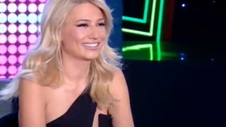 Η Φαίη Σκορδά Στο «ΟΛΑ»
 
: Η σέξι εμφάνιση &amp; η πρόσφατη διαμάχη με τον Αρναούτογλου