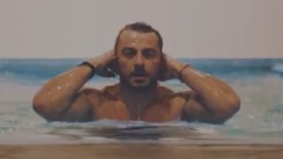 Γιώργος Αγγελόπουλος: Ο Ντάνος πρωταγωνιστεί μόνο με το μαγιό του σε νέα διαφημιστική καμπάνια!