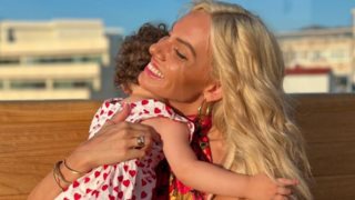 Η Ιωάννα Μαλέσκου ποζάρει με την οικογένειά της