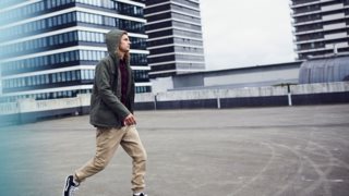 Πώς να συνδυάζεις κάθε είδος sneakers με το ντύσιμό σου: Χρήσιμες συμβουλές για να τα φοράς πάντα σωστά