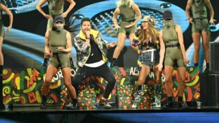 J2US | Τα γαλλικά του Τσαλίκη &amp; η μελαχρινή Κατσαΐτη on stage