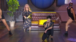 J2US | Η Εβελίνα Νικόλιζα με τον Νίκο Μπάρκουλη επί σκηνής