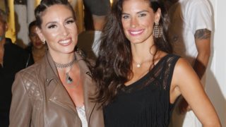 Αθηνά Οικονομάκου – Χριστίνα Μπόμπα : Φόρεσαν δημιουργίες του ίδιου σχεδιαστή και πόζαραν αγκαλιά. Ποια το φόρεσε καλύτερα;